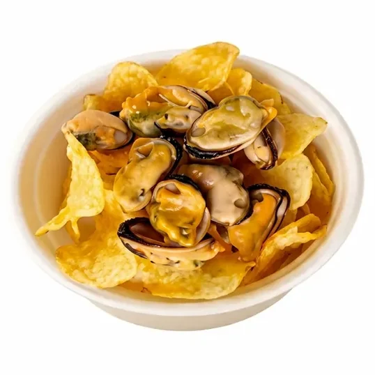 Papas con mejillones Rías Baixas "Ración en bol de papas fritas artesanas cubiertas con mejillones de las Rías Baixas en escabeche.