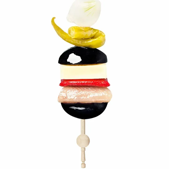 Gilda / Tapa, Queso - La Camela | Mercado del Grao Bomba de aceituna gordal negra con sardina ahumada, piquillo, queso, piparra y cebollita perla.